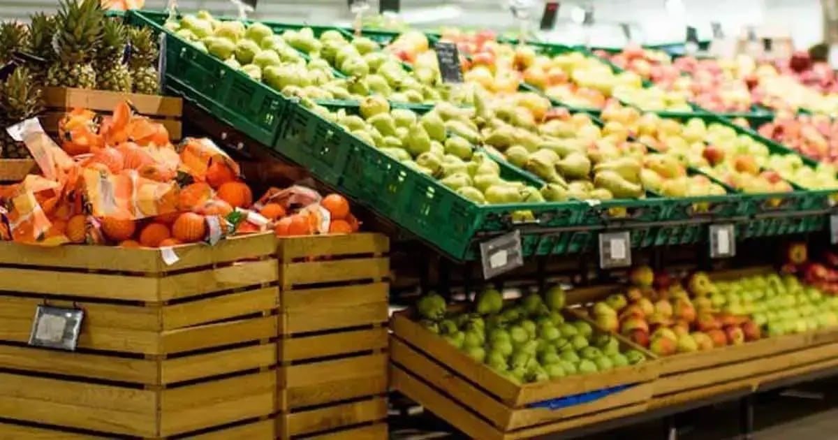 produce displayed in grocery store