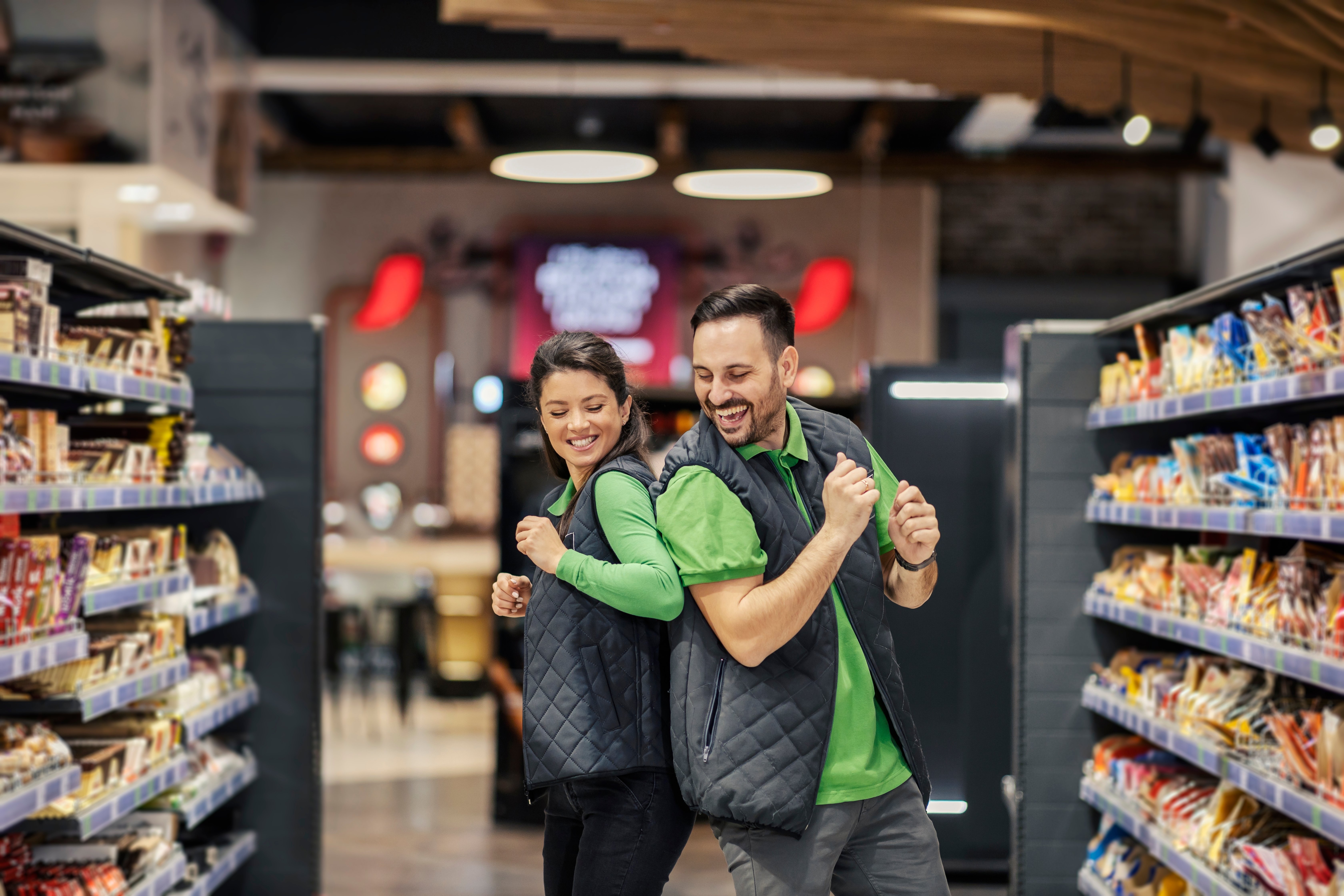 Retail Employee Management for Grocery Stores: 10 Tips + Tools